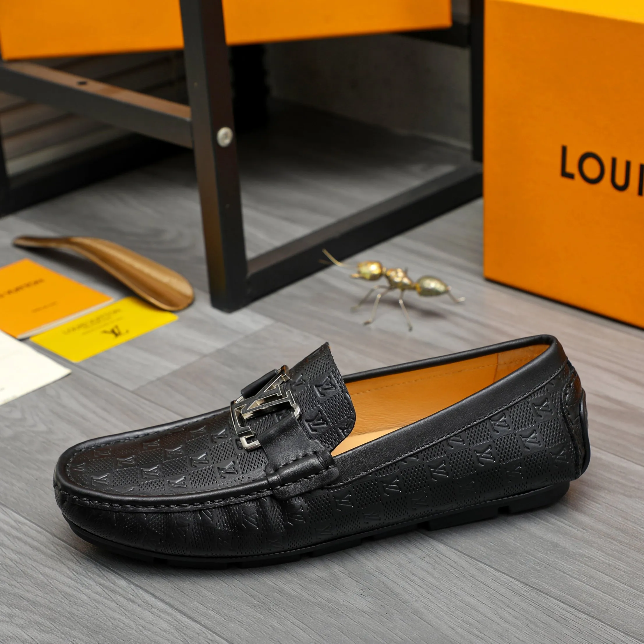 Men's shoes 💰p380 Product trademark: LV "Louis Vuitton" casual slip-on men's shoes Regular size: 38-45 Product material: Selected classic embossed cowhide upper, pigskin lining, rubber outsole